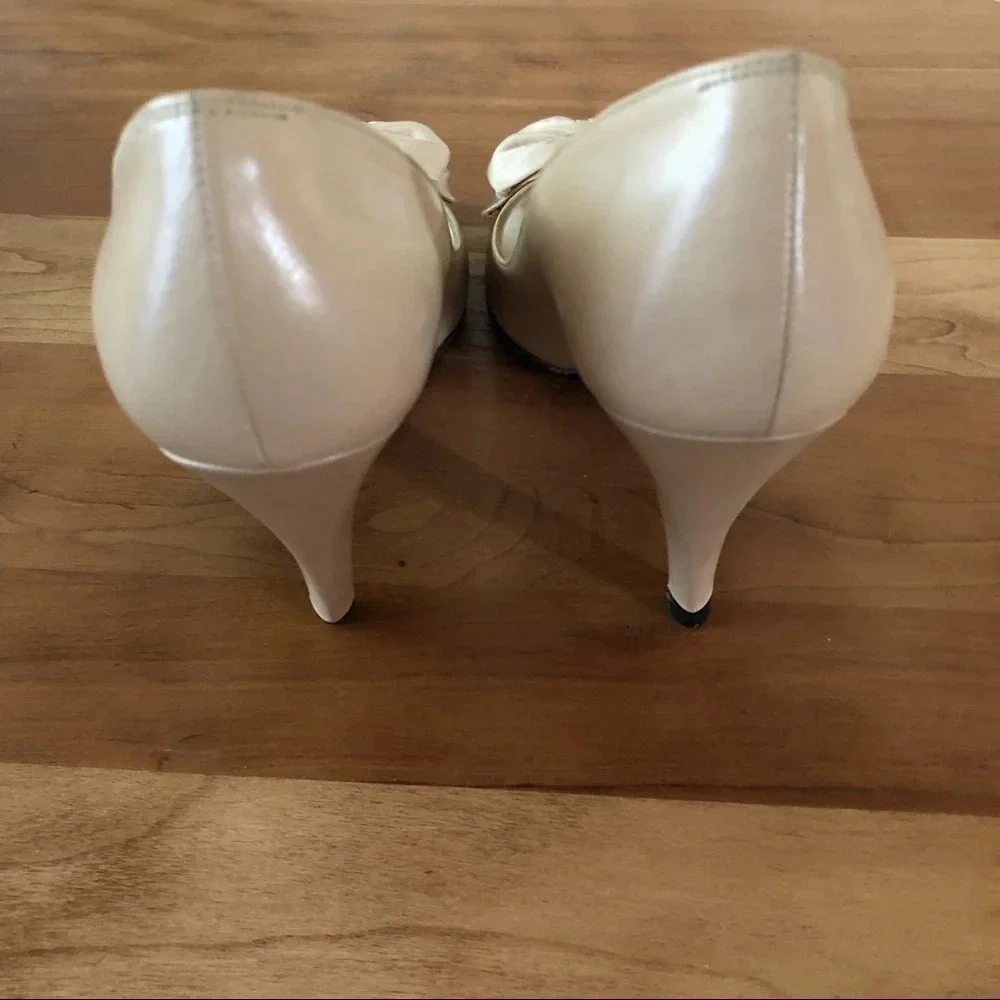 Stuart Weitzman Vintage Cream Bow Peep Toe Heels - Picture 6 of 7